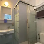 Alexandra Hotel *