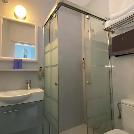 Alexandra Готель *