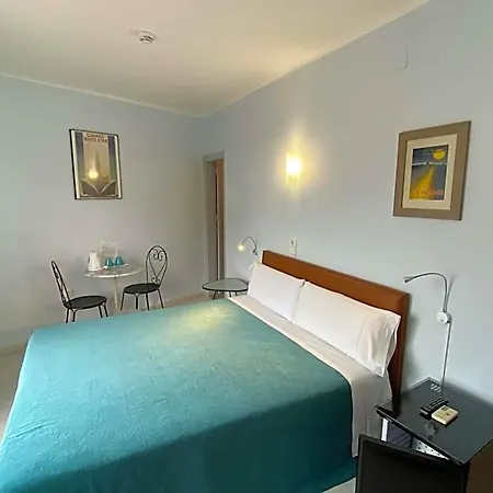 Alexandra Hotel *